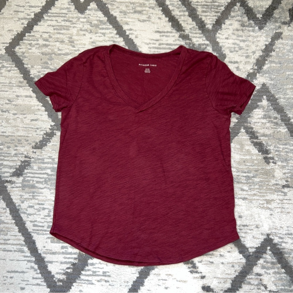 American Eagle women’s Burgundy V-Neck Tee Size S